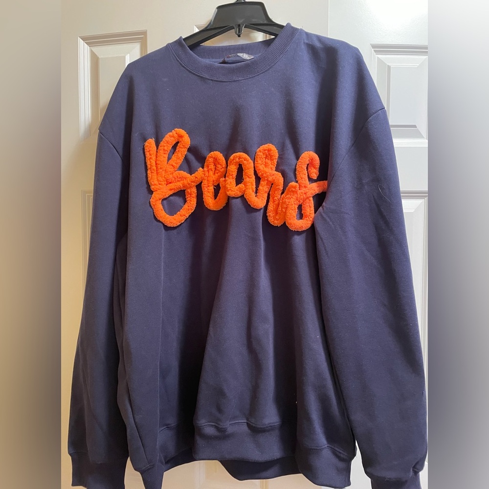📣 NWOT Hey Chicago Bears Fans 📣 unisex long sleeve navy sweatshirt w/Bears logo